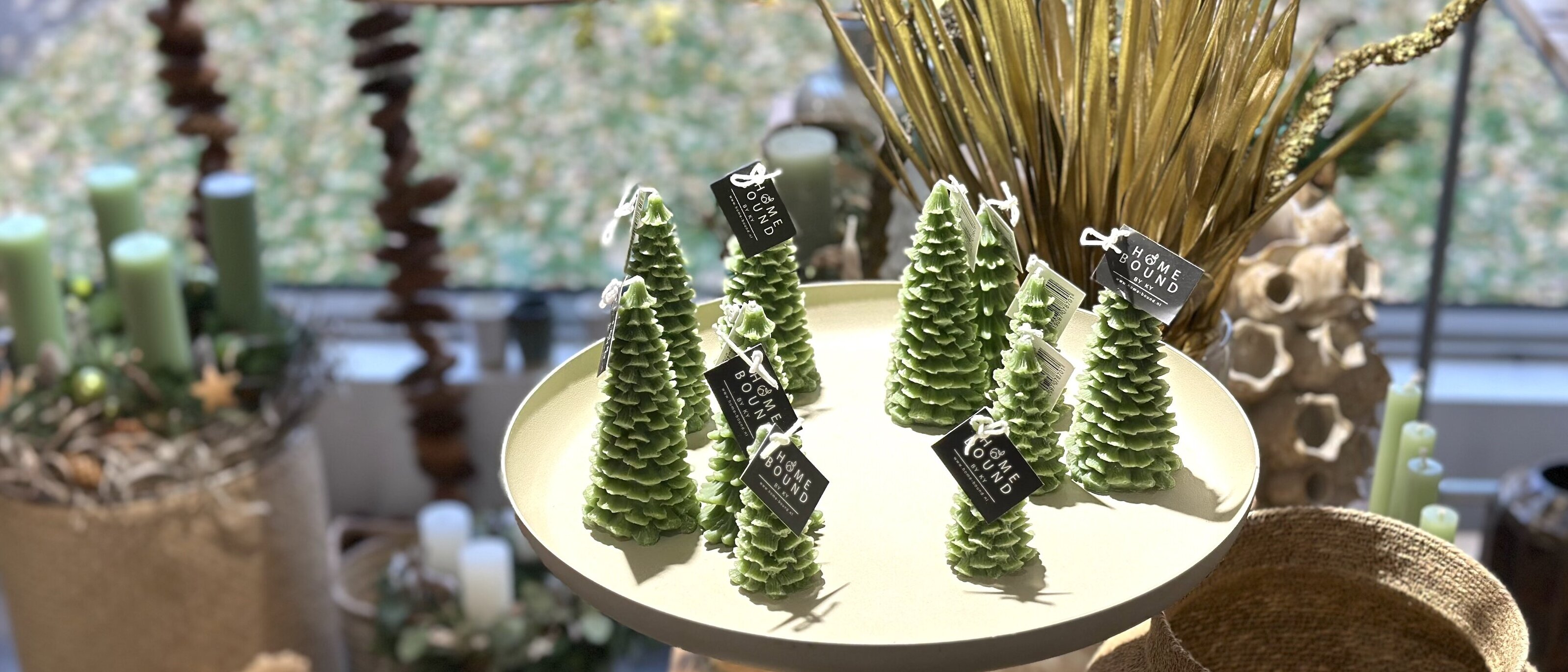 Bäume als Kerzen im Blumenladen