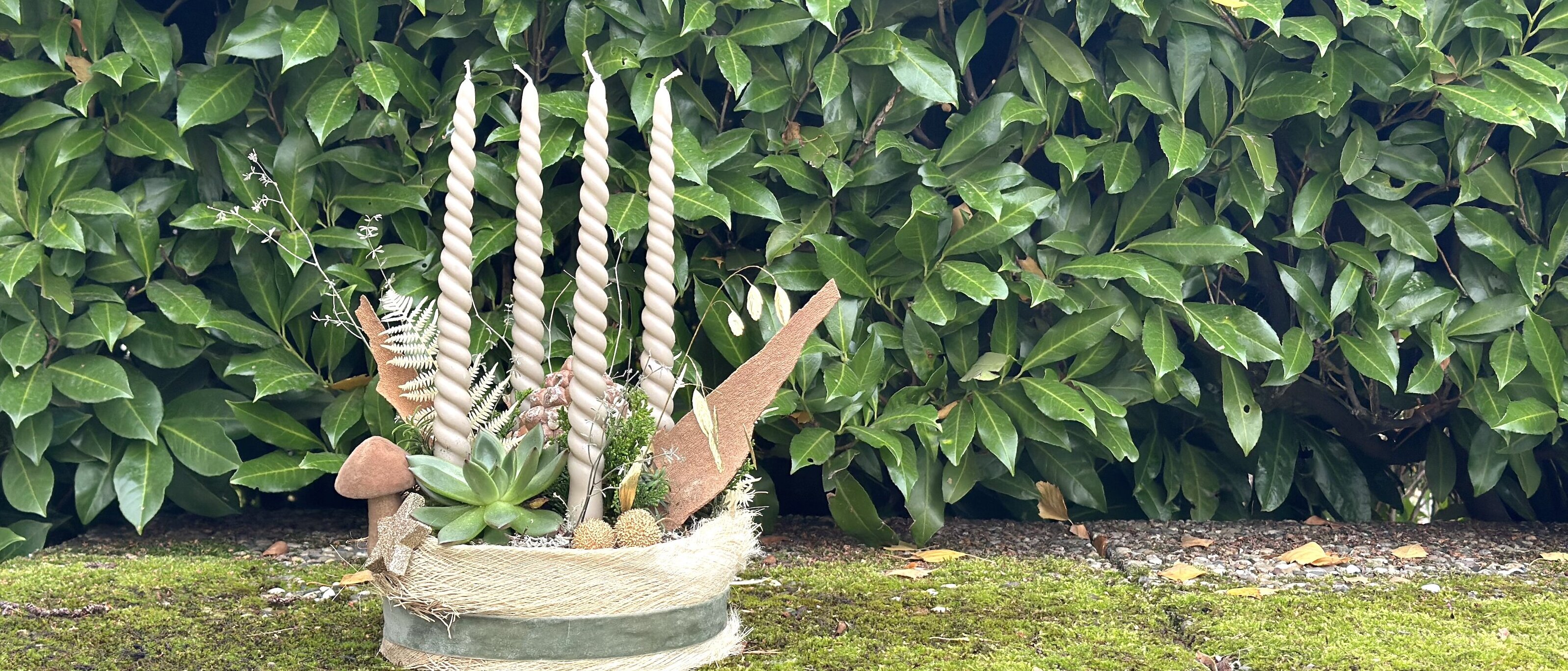 Adventskranz mit langen, gedrehten Kerzen in edlem Beige